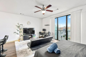Chic Urban Living, Studio with Pool Access 09